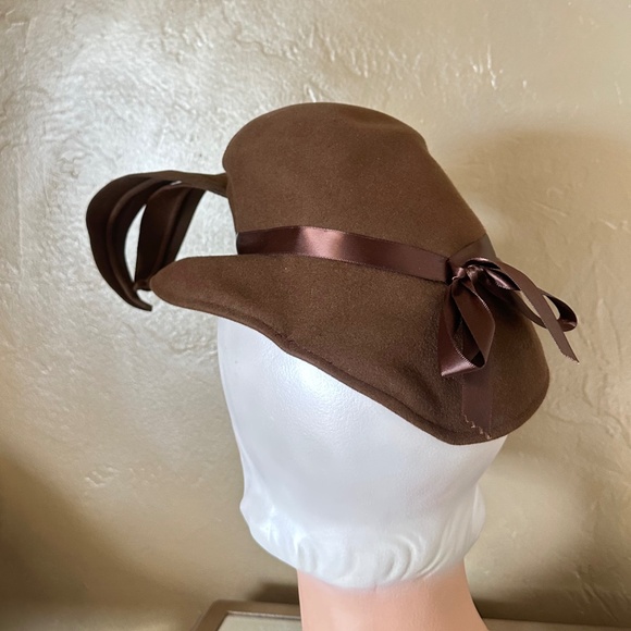 SPLENDID 1940s\' BROWN FELT TILT HAT WITH SELF \